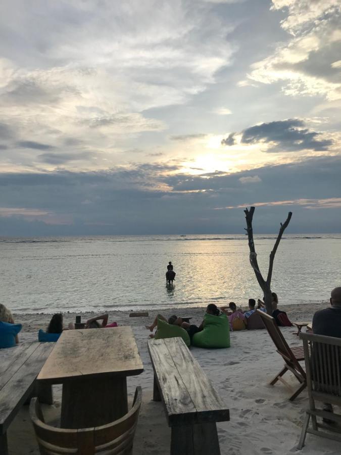 The Exile Sunset Bar & Bungalow Gili Trawangan Esterno foto