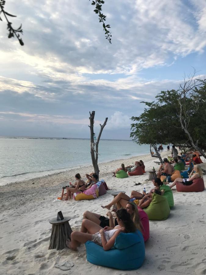 The Exile Sunset Bar & Bungalow Gili Trawangan Esterno foto