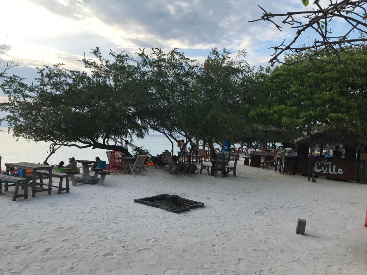 The Exile Sunset Bar & Bungalow Gili Trawangan Esterno foto