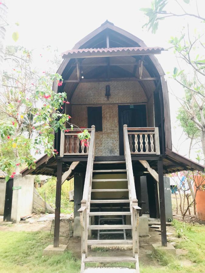 The Exile Sunset Bar & Bungalow Gili Trawangan Esterno foto