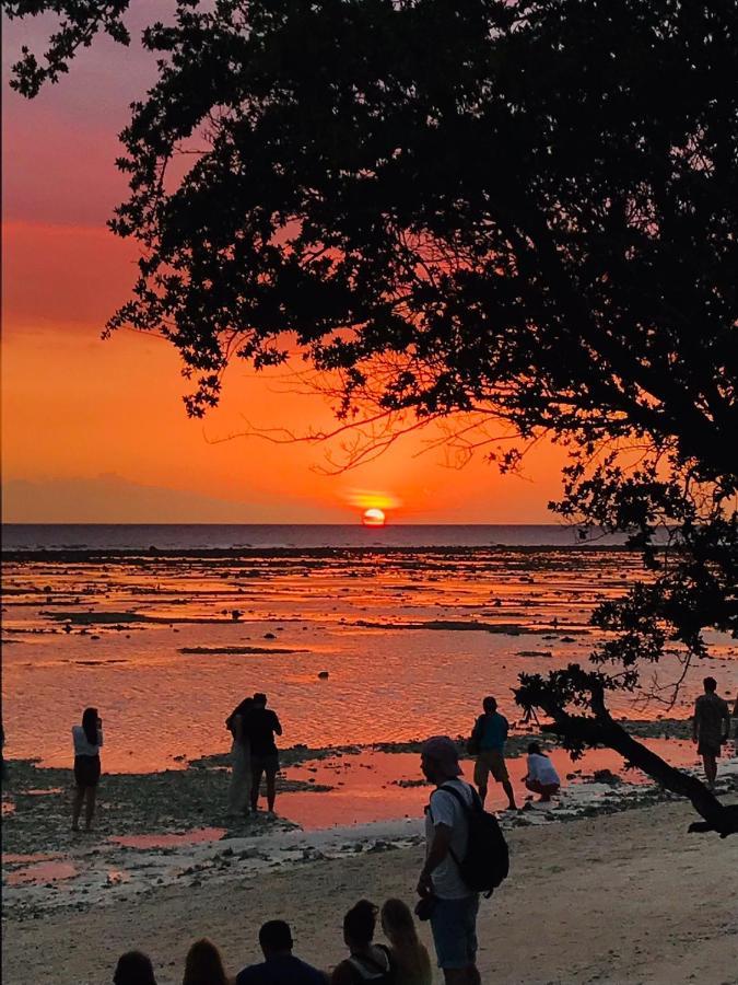 The Exile Sunset Bar & Bungalow Gili Trawangan Esterno foto