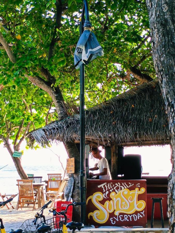 The Exile Sunset Bar & Bungalow Gili Trawangan Esterno foto