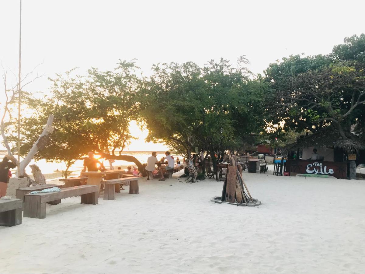 The Exile Sunset Bar & Bungalow Gili Trawangan Esterno foto
